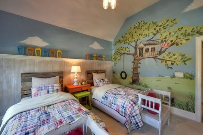 farba-detská-izbová-myšlienka-nástenná maľba-dvojčatá-prevládajúca-modrá-farba-veľmi-krásna-kresba-na stenu-predstavujúca-prírodnú-krajinnú-litrs-v-dreve-viacfarebné-posteľné prikrývky