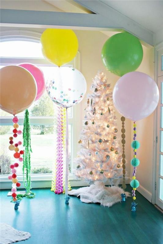 61-dekorationsballonger nära granen