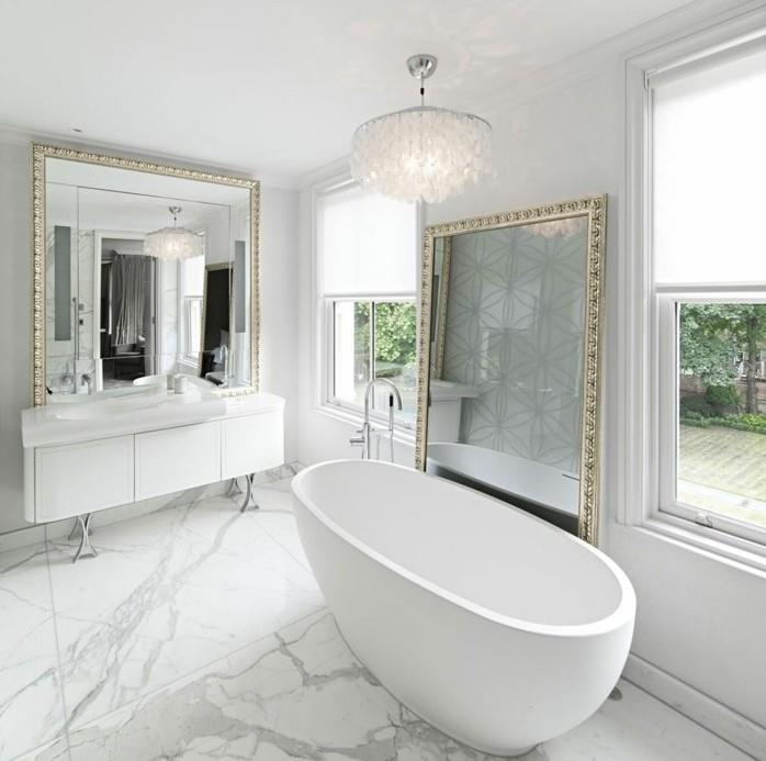 veľmi estetická myšlienka kúpeľne mramorová kúpeľňa dve veľké zrkadlá s pekným bielym rámom vane