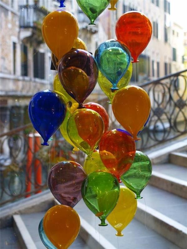 70-gäng mångfärgade ballonger på en skiva