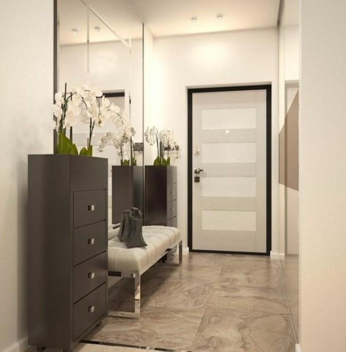 72-målar-en-korridor-den-tandade-dörren-är-stängd-en-svart-garderob-med-en-vit-orkidé