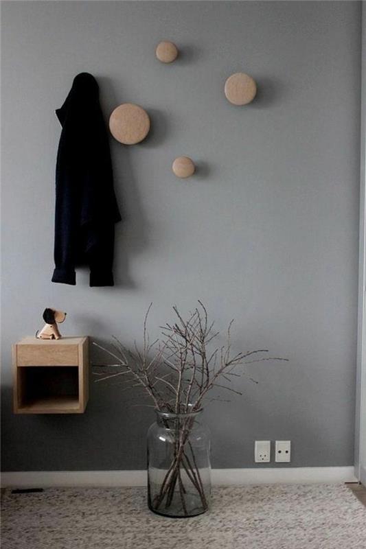 77-måla-en-korridor-en-grå-vägg-en-svart-rock-hänger-upp