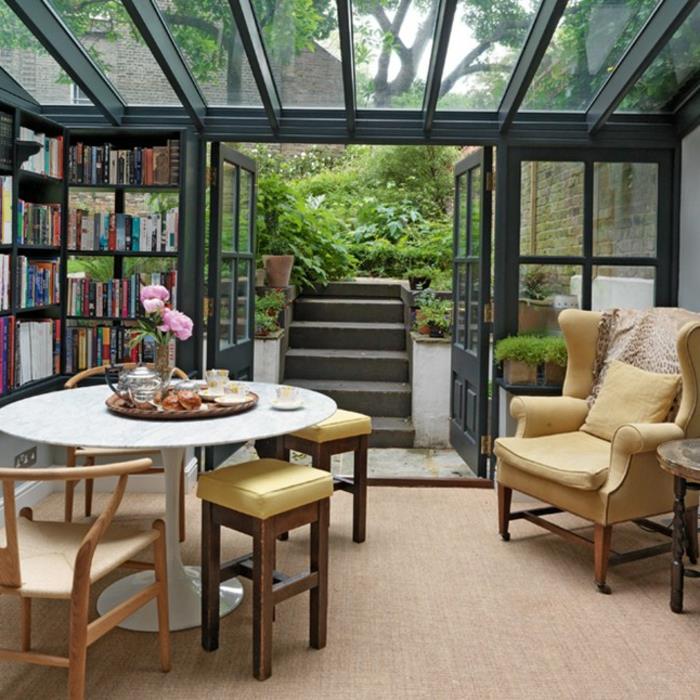 deco-veranda-möblerad-i-avkoppling-hörn-bibliotek-trä-bord-och-stolar-vacker vintage-fåtölj-det-bästa-utrymme-för-njuta-i-läsning