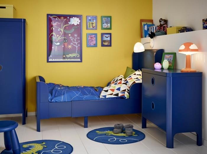 maľba-detská izba-v-bielo-žltom-nábytku-v-tmavo-modrej-farbe, ktorá vytvára zaujímavý kontrast