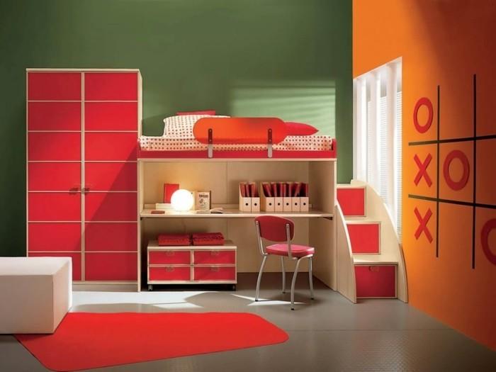 maľba-detská izba-v-zelenej a oranžovej-s-červenými akcentmi-vysoké postele-techniky-priestorovo úsporné-geometrické tvary