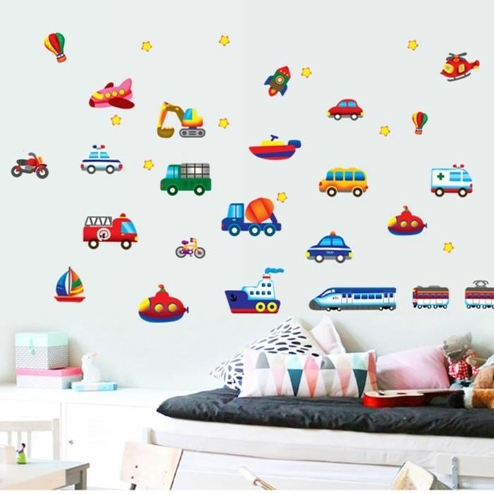 chlapec-spálňa-dekor-s-nástennými-samolepkami-predstavujúcimi-rôzne-dopravné prostriedky