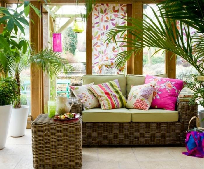 deco-veranda-i-tropisk stil-möblerad-med-många-rotting-möbler-växter-mångfärgade-kuddar