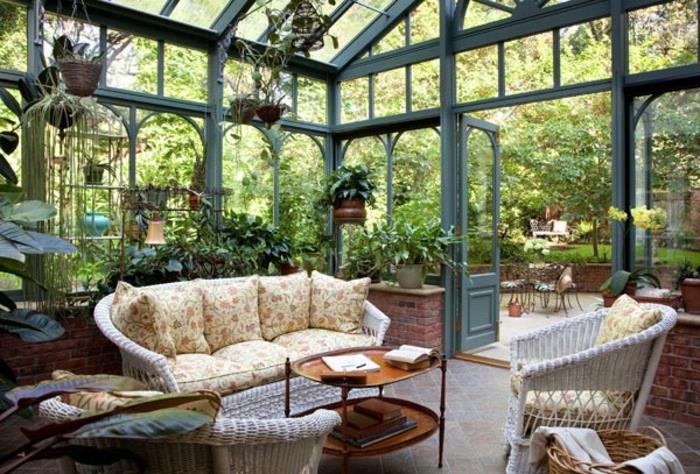 deco-veranda-överfylld-vegetation-som-ger-en-zen-aspekt-rotting-möbler-litet-vintage-bord