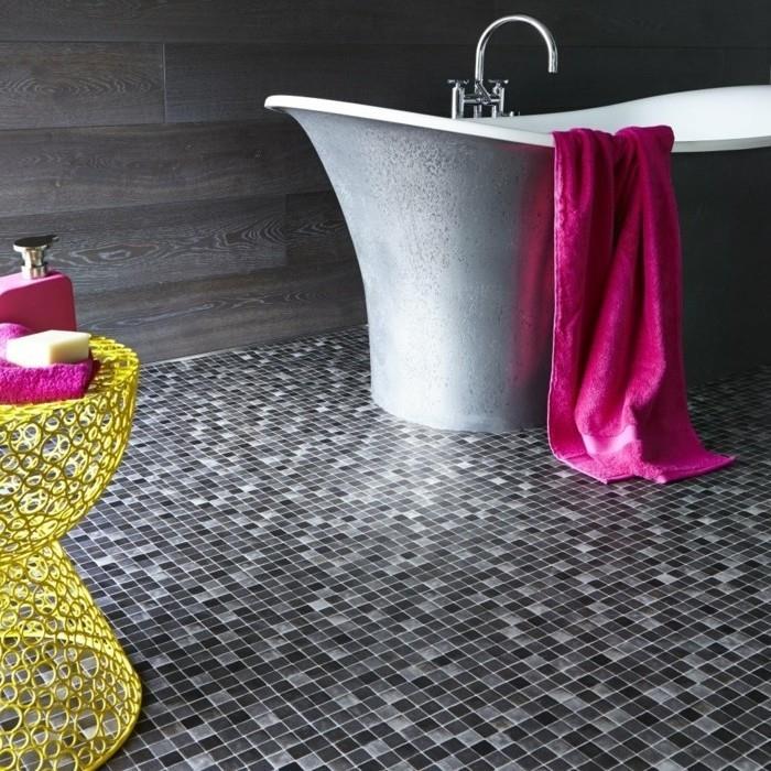 model-kúpeľňa-farba-taupe-vinyl-podlaha-napodobňujúca mozaika-voľne stojaca vaňa