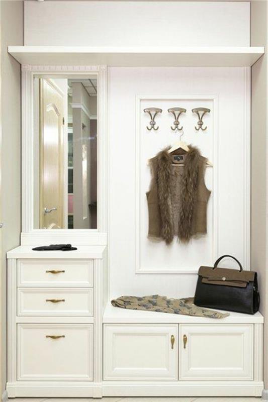 94-målning-smal-korridor-av-vita-skåp-en-liten-spegel-en-handväska
