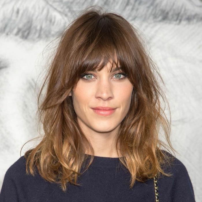 långt fyrkantigt snitt, Alexa Chung, blå tröja, fyrkantig kvinna brunt hår, diskret smink