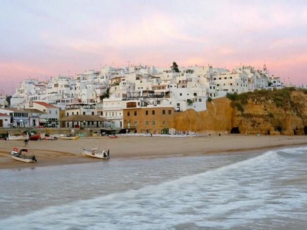 Algarve-Portugalsko-Albufeira-krajina-more-biele domy-zmenená veľkosť