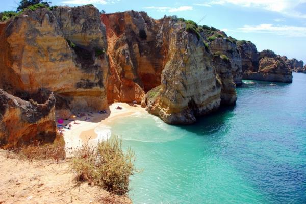 Útesy na pláži Dona Ana, pobrežie Algarve v Portugalsku