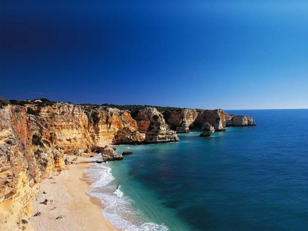 Algarve-la-mer-baie-bleue-jolie-les-roches-resized