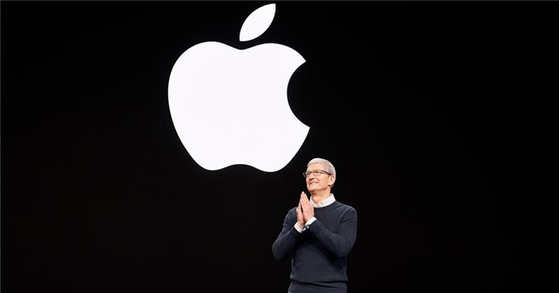 foto Tim Cook på en svart bakgrund med Apple -logotyp under Apple Keynote 2019 med presentation av nya serviceprodukter som TV plus eller News plus eller Arcade