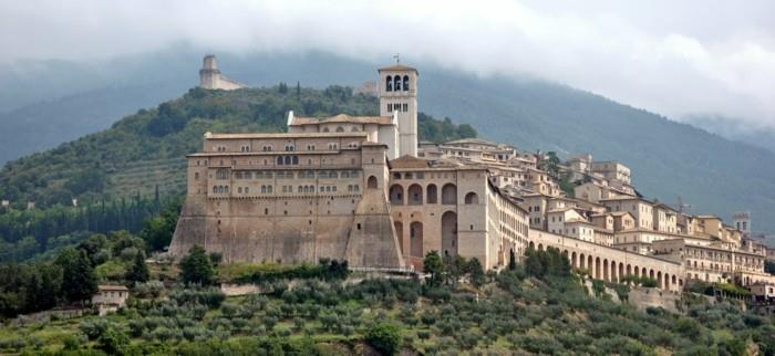 Assisi-Italien-visa-över-staden-från-vägen-skönhet-storlek