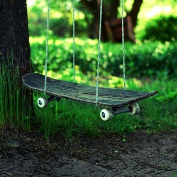 Swing-swing-in-the-garden-skateboard-swing