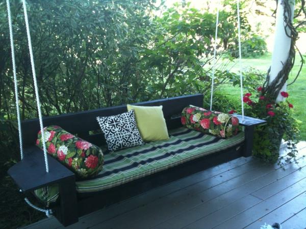 Gungor-utanför-grön-gräsmatta-soffa-på-terrassen