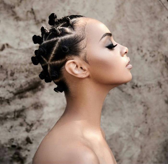 účes pre kučeravé vlasy afro účes bantu uzly žena