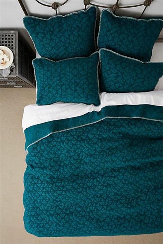 Quilt-överkast-sovrum-mögel-kuddar-mörkblå