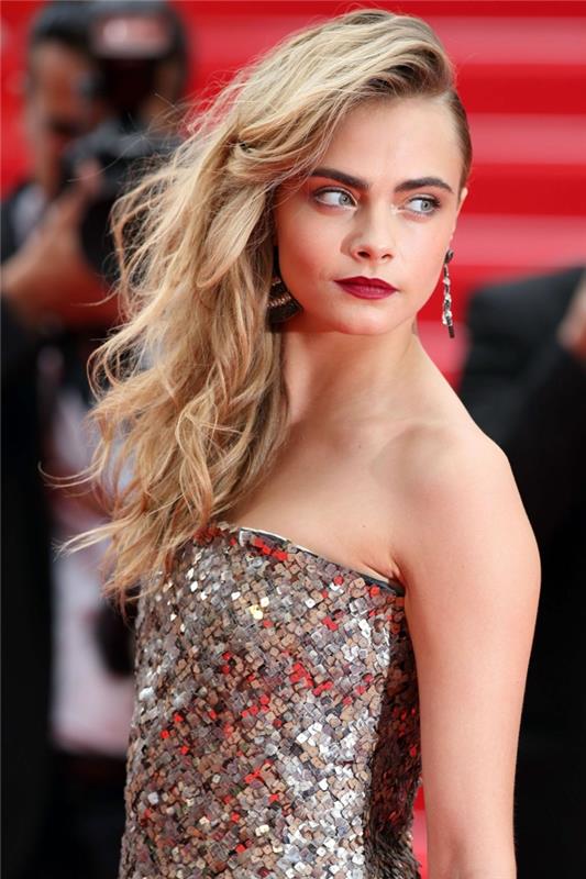 Cara Delevigne ، فستان مزين بالترتر بدون حمالات وأقراط متدلية وشعر طويل على الجانب