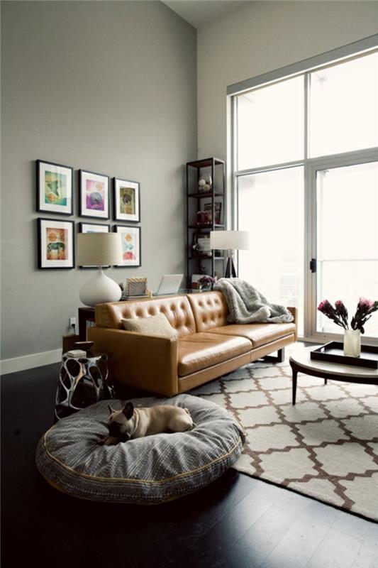 Karamel-farba-interiér-nápad-kreatívna-sedačka-pes-vankúš-váza-kvety