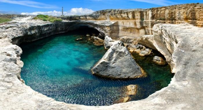 Grotta-av-poesi-Roca-Vecchia-simning-pool-naturlig-filtrering