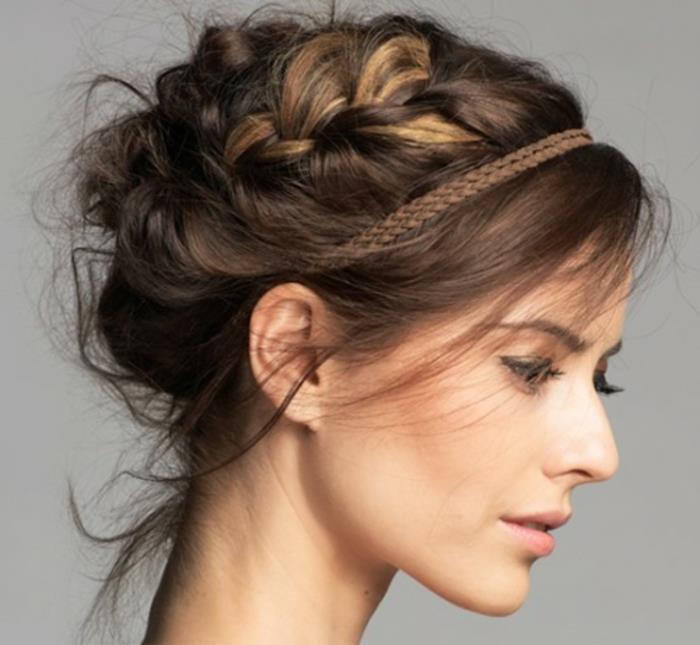 Updo-med-fläta-frisyr-modern-cool-updo-romantisk