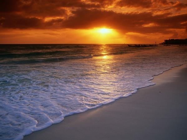 Západ slnka na mori-piesočná pláž