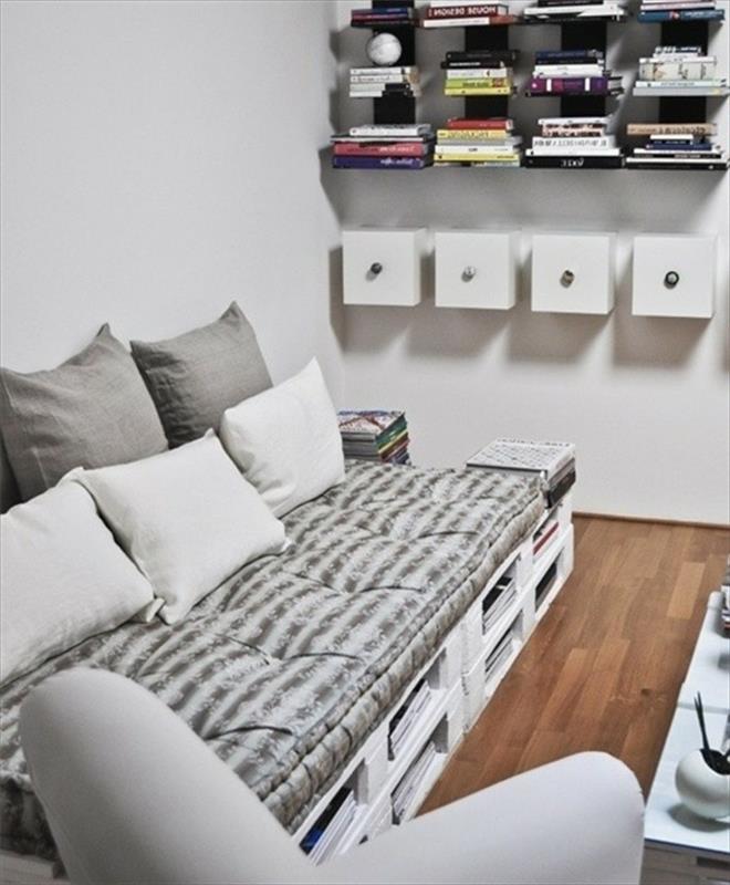 Myšlienka mobili con bancali, soggiorno arredato con il fai da te, decorazione con mensole a vista