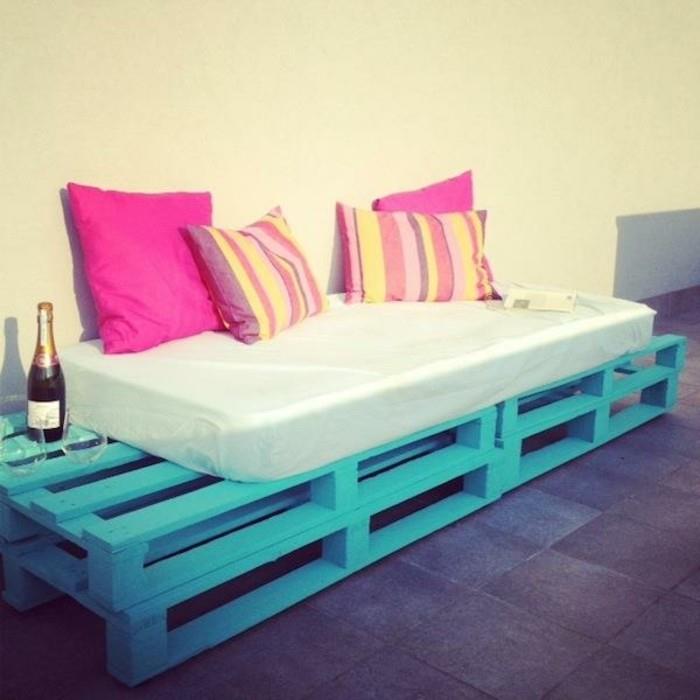 Arrazamento terrazzo con divano bancali, dipinto colore blu, decorazioni con cuscini colorati