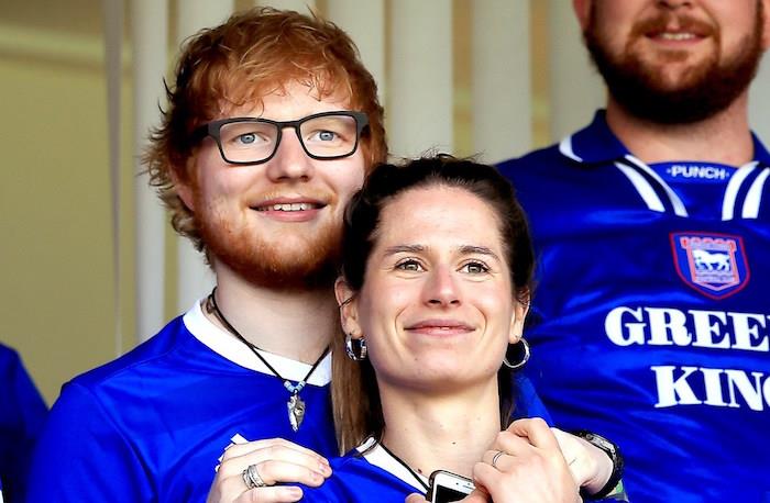 foto av nygifta Ed Sheeran och Cherry Seaborn på fotbollsstadion iklädd Ipswich -tröjan