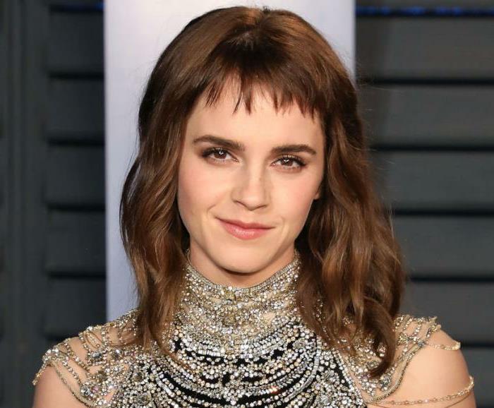 Emma Watson, originaltillbehör på nacken och axlarna, mini -lugg och vinkande fyrkant