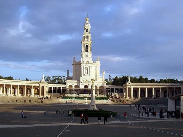 Fatima-places-pour-perilinage-cathedral-place-réligieuse-resized