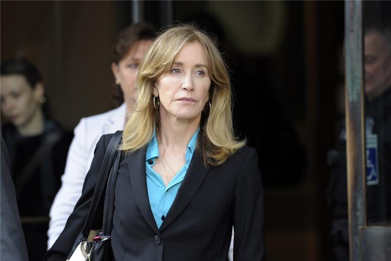 Felicity Huffmanovej by mala namiesto 20 rokov väzenia hroziť podmienečne priznanie viny