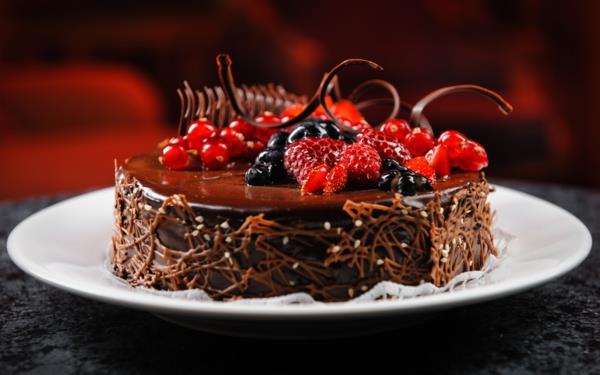 Doftande-utsökt-choklad-frukt-tårta-dessert