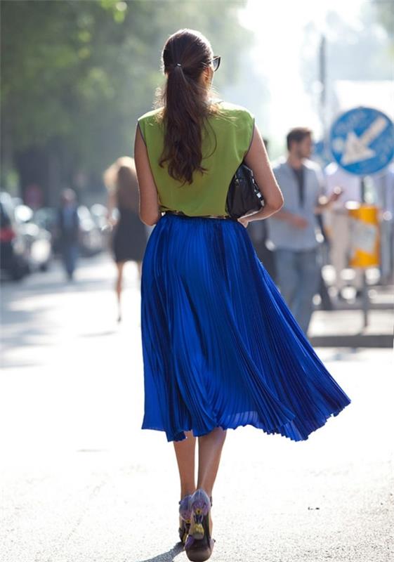 Móda-inšpirovaná-hojdačkou-sukňa-modrá-skladaná-vysoký pás