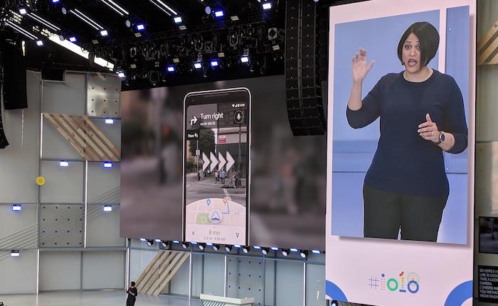 صورة لـ Google Lens و AR نائبة رئيس Aparna Chennapragada تعرض خيار الواقع المعزز الجديد في مؤتمر مطوري I / O في مايو 2018.