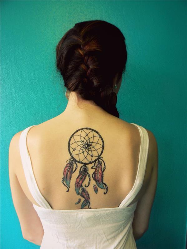 drömfångare tatuering idé på baksidan, nät och rund båge, fjädrar i blått, rött, gult och orange, kvinna fläta på sidan