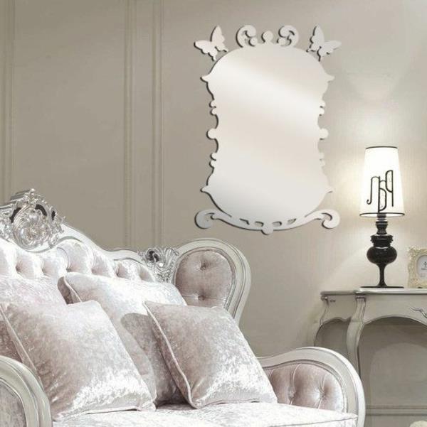 Idee-kreatívne-zrkadlo-samolepky na stenu-pohovka-lampa