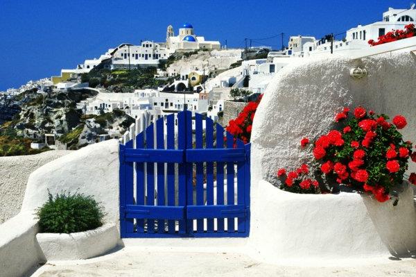 Ostrov Santorini-pekná-krajina-červené-kvetinové domy