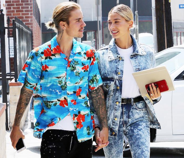 Fotografia Justina Biebera a Hailey Baldwina kráčajúcich po ulici v letných blúzkach na svadbu a depresiu