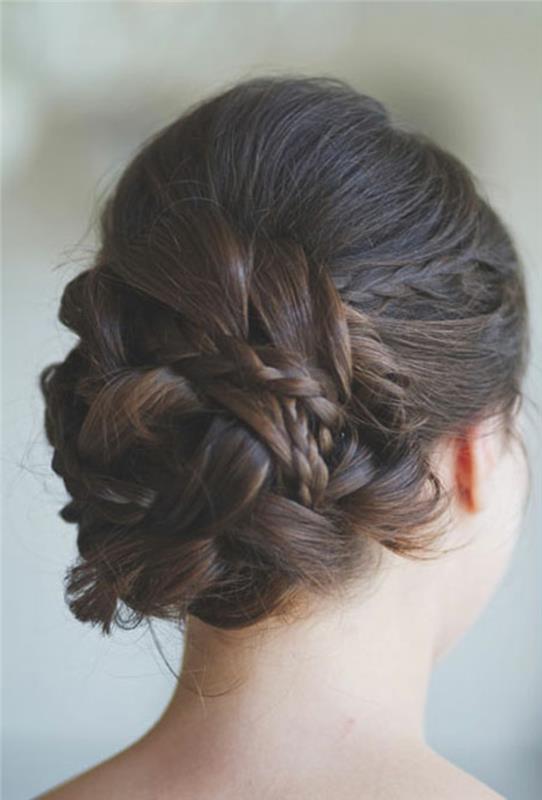 The-bun-fläta-frisyr-messy-bun-diy-vacker-brunett