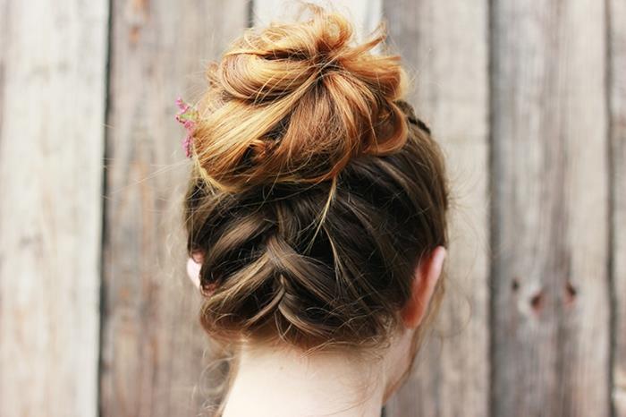 The-bun-fläta-frisyr-rörig-bulle-diy-blond-kvinna-frisyr-brud