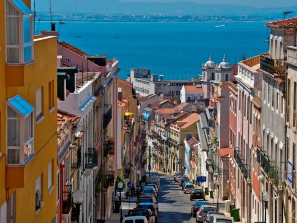 Lisboa-malá ulica-s výhľadom na more-krásna krajina