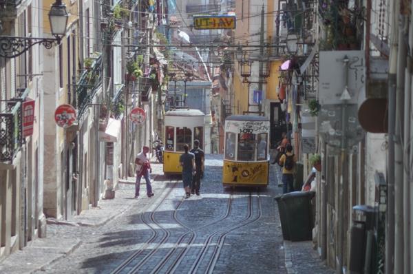 Lissabon-gatan-med-historiskt-gult-tåg