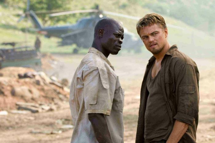 LEONARDO DiCAPRIO stjärnor som Danny Archer och DJIMON HOUNSOU stjärnor som Solomon Vandy i Warner Bros. Bilder och Virtual Studios actiondrama