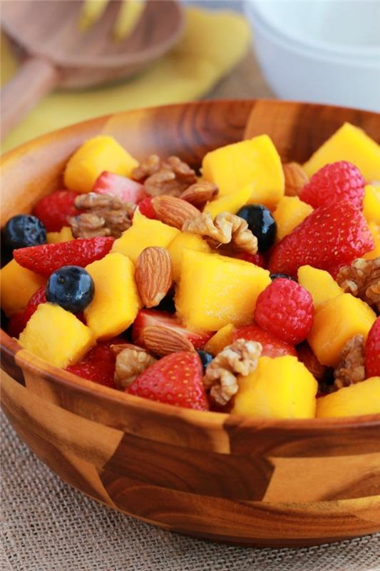 recept na čerstvý a výživný ovocný šalát s mangom a červeným ovocím, s mandľami a vlašskými orechmi