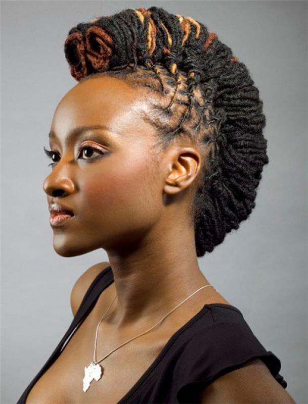 afro žena účes nápad tenké africké vrkoče stočené do kréty jastrab mohawk