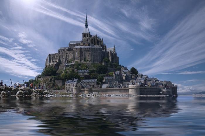 Mont Saint-Michel, blå himmel och vita moln, vackra reflektioner i vattnet, lite skakiga bilder, lysande sol